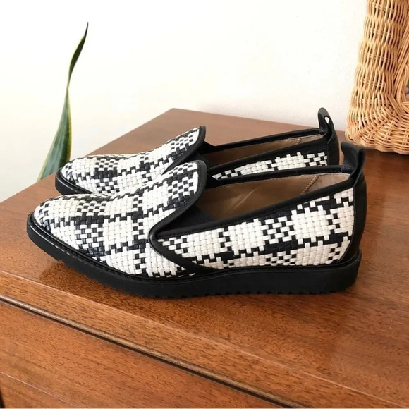 Everlane Shoes - Everlane The Woven Street Shoe Loafers Leather Flat Shoes Black White Size 7